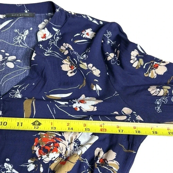 Suzy Shier Blue floral wrap dress ,
tie waist, button front ,seam pockets,EC - Picture 6 of 12